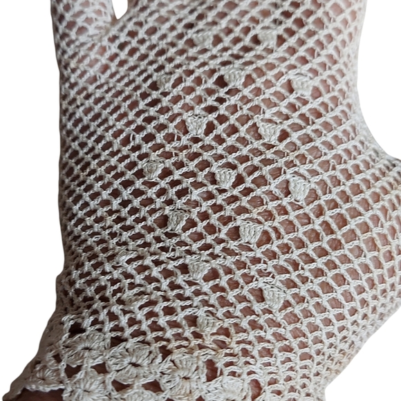 Vintage Ivory Cream Victorian Crochet Lacey Mesh Wrist Length Feminine Gloves - Picture 4 of 16